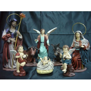 Nacimiento de barro y tela lienzado con tres Ángeles