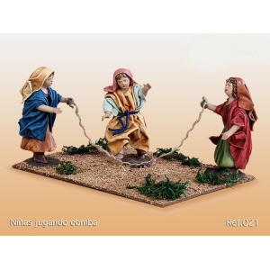 Niñas jugando a la comba en barro lienzado