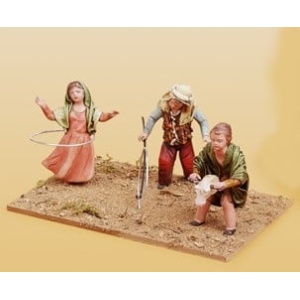 Niños jugando a los aros en barro lienzado