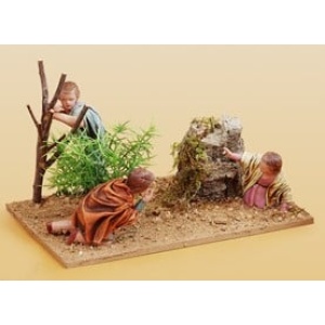 Niños jugando escondite barro lienzado