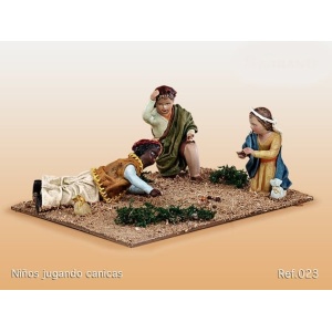 Niños jugando a canicas en barro lienzado