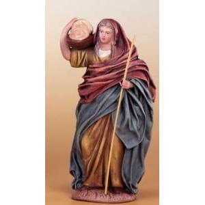 Pastora con cesto en el hombro barro lienzado