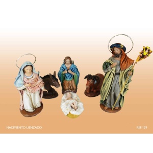 Nacimiento de barro y tela lienzado.