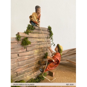 Niños escalando en barro lienzado