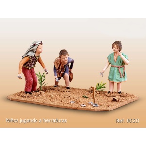 Niños jugando con herraduras en barro lienzado