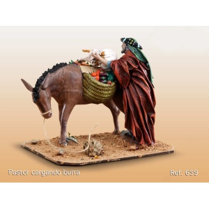 Pastor cargando burra en barro lienzado