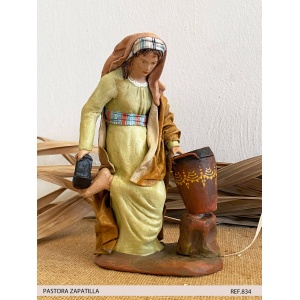 Pastora con zapatilla en barro lienzado