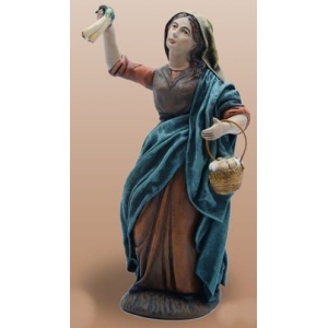 Pastora con cesto en la mano en barro lienzado