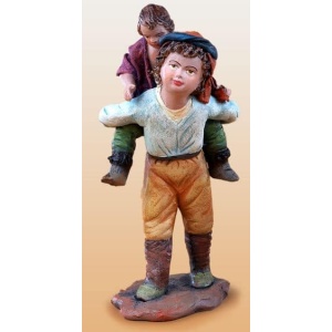 Niño con niña en la espalda barro lienzado