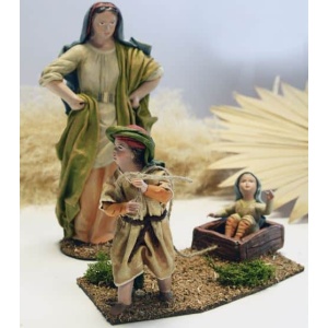 Niño tirando de la caja en barro lienzado