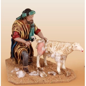 Pastor esquilando oveja en barro lienzado