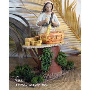 Pastora haciendo jabón en barro lienzado