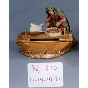 Pastora cerniendo harina en barro lienzado