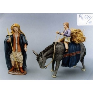 Pastor con niño subido en burra barro lienzado