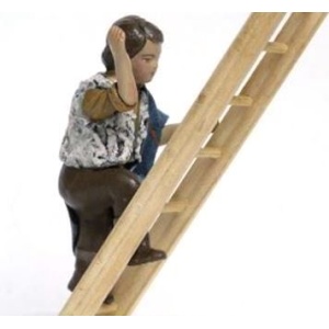 Niño subiendo escalera en barro lienzado