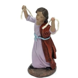 Niña saltando a la cuerda en barro lienzado