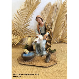 Pastora lavándose los pies en barro lienzado