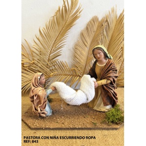 Pastora y niña escurriendo toalla