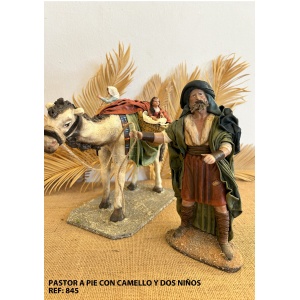 Pastor con camello y dos niños en barro lienzado
