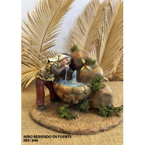 Niño bebiendo en fuente barro lienzado