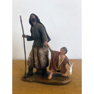 Pastor tirando del niño en barro lienzado