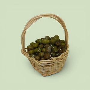 Cesta grande de aceitunas manzanilla para el belén